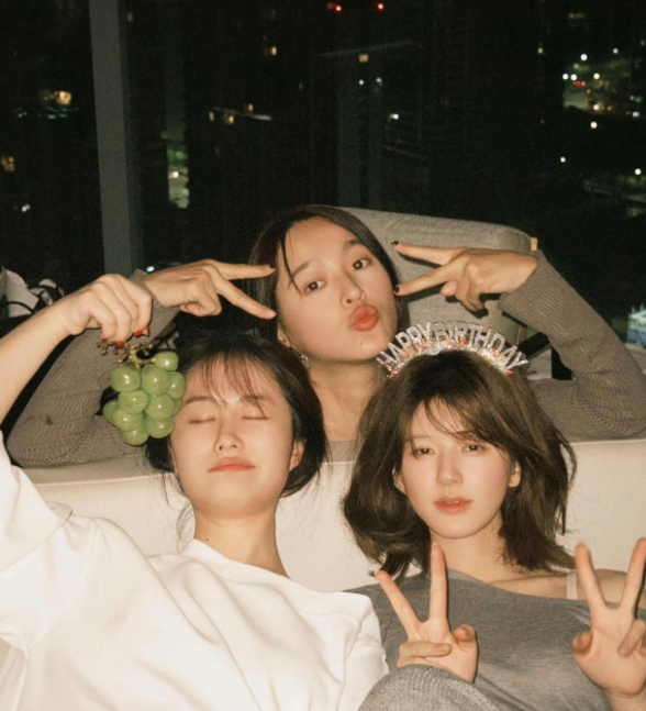 赵露思生日照曝光，惊艳四座的笑容让人感受到无限温暖，她的变化令人刮目相看。

赵