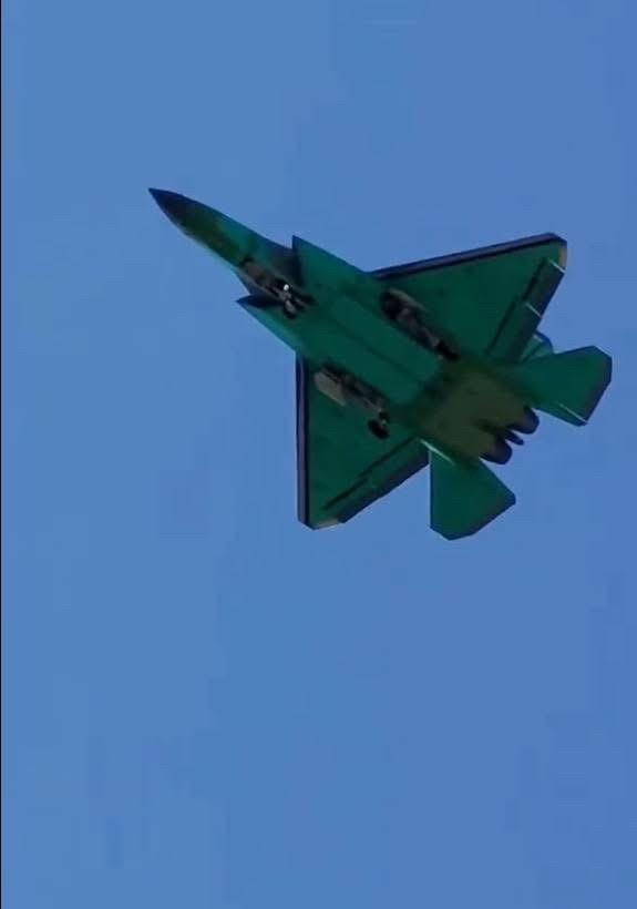 新出厂的沈飞J-35舰载机，目测可见其双轮前起落架，相对于空军型的J-35A ，