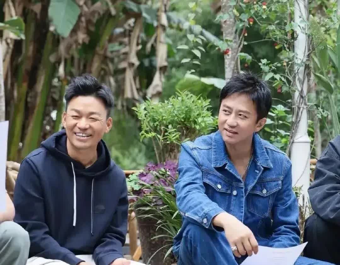 爆照啦！邓超昨晚在社交平台晒出和王宝强的同框照，配文“和宝宝在一起就永远是宝宝！