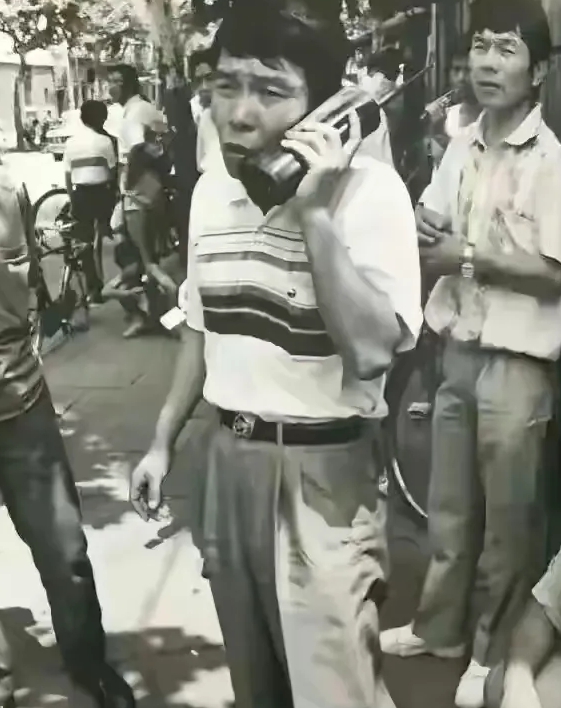 大哥大当时得一万多块钱一部吧？