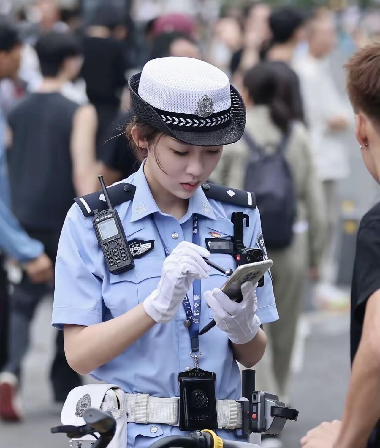 酷飒专业，守护京城交通的“铿锵玫瑰”！
