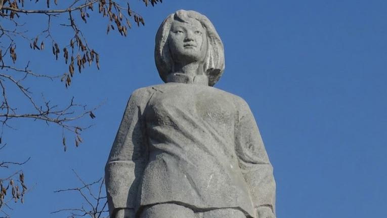 1943年阜平, 24岁女交通员被捕受尽酷刑, 牺牲后身上掉出的册子救了一串人