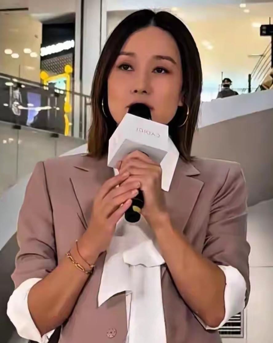 马伊利怎么会混成这样了？
最近，她现身上海出席活动。
她身着一套过气西装，松松垮