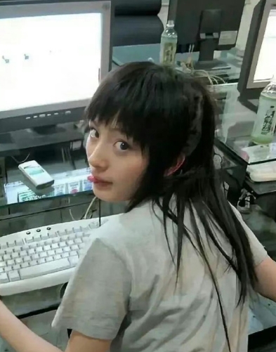 2007年，在网吧上网的杨幂。