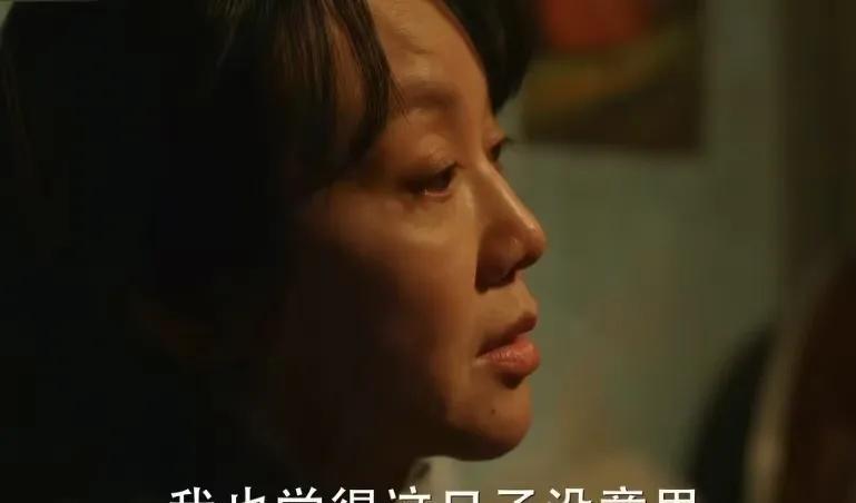 《小巷人家》黄玲的一句“我靠不上你”，让庄超英哑口无言，庄超英心里不是不明白黄玲