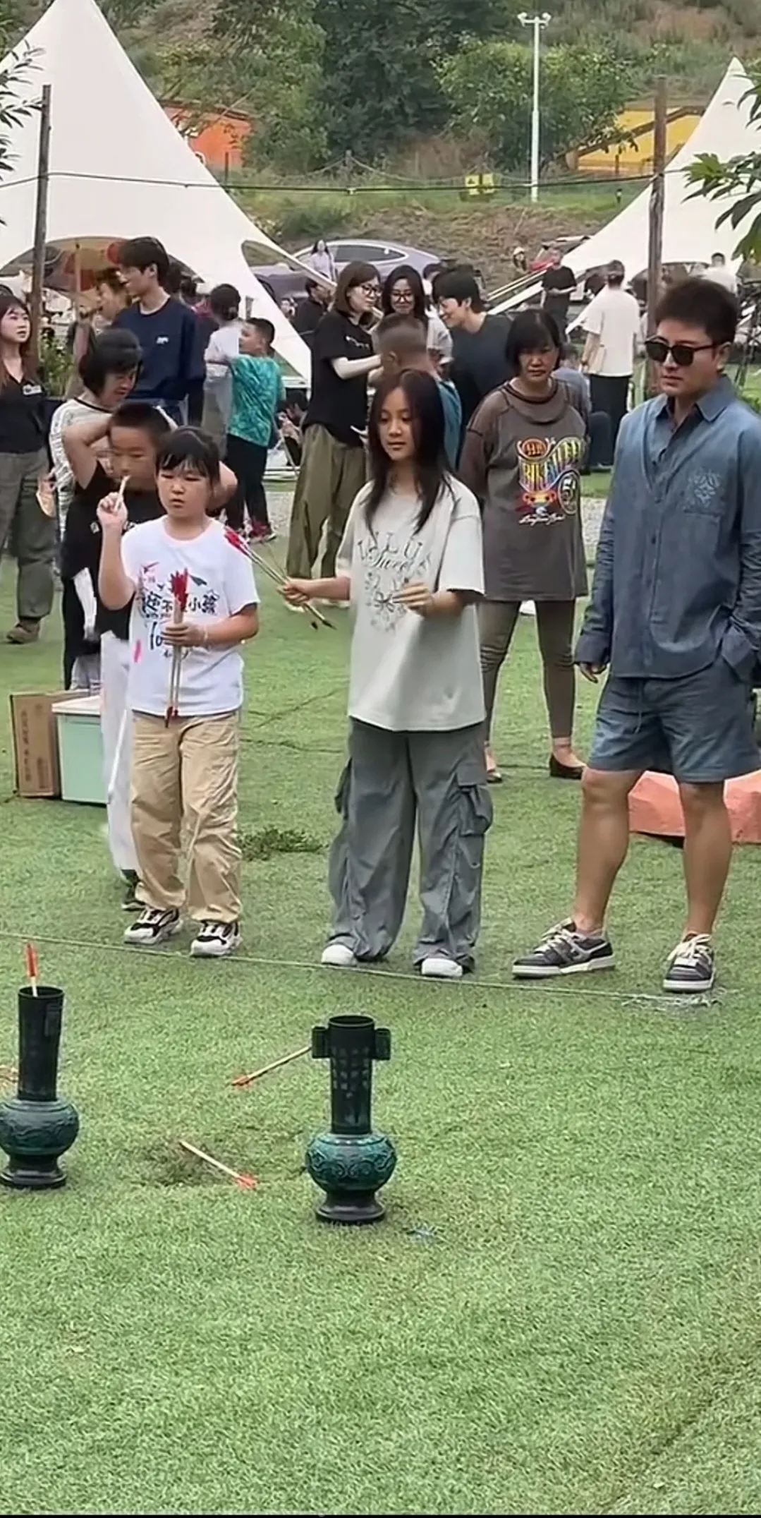 贾乃亮女儿穿的裤子，特别符合她的年龄。