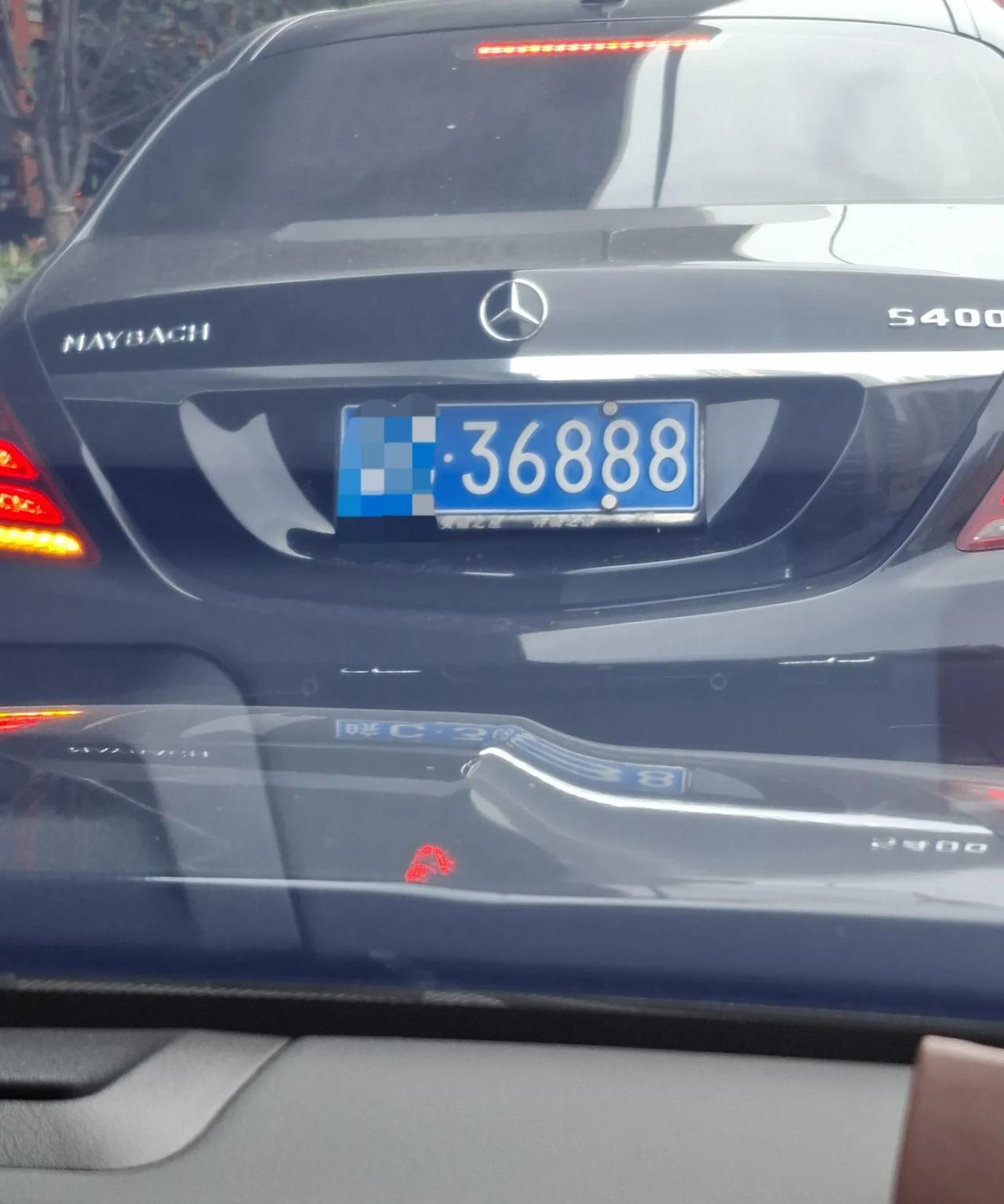 这个车牌是不是很值钱
比车都贵吧