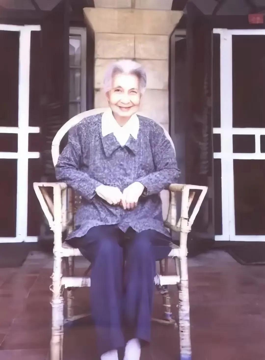 1995年，85岁的曾志被确诊淋巴癌，但依然坚持治疗，原因是还未完成自传《一个革