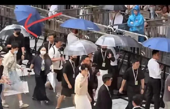 大头挥了挥手，就此离开了活动现场。
在熙攘的人群里，有个人显得颇为特别。没错，大