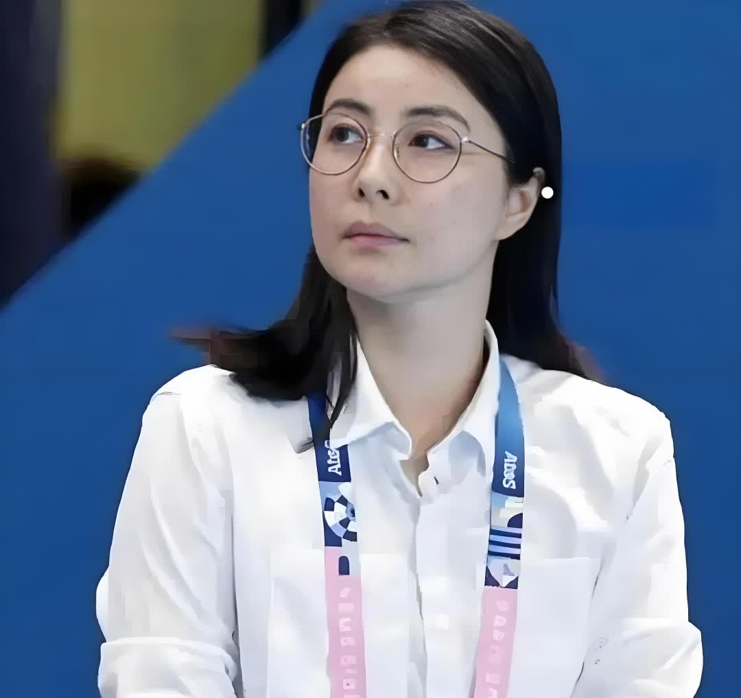《郭晶晶夫妇因母伤急归，尽显孝道成国民榜样》 
