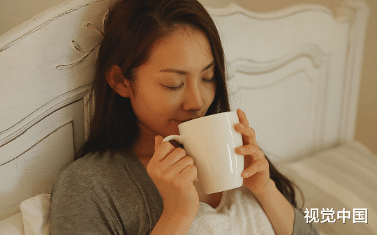 未婚夫送我盲盒做生日礼物，我却当众悔婚另嫁他弟，一年后他还抱着盲盒等我道歉，我却抱着孩子在办满月