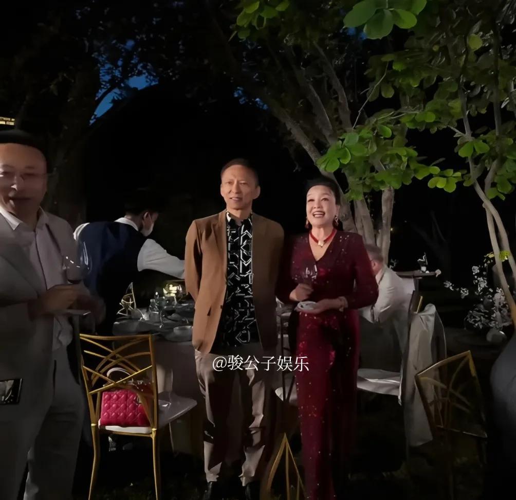 张朝阳如今给人的感觉沉稳了许多！回想当年，他因在大S和汪小菲的婚礼上晒照而收到律