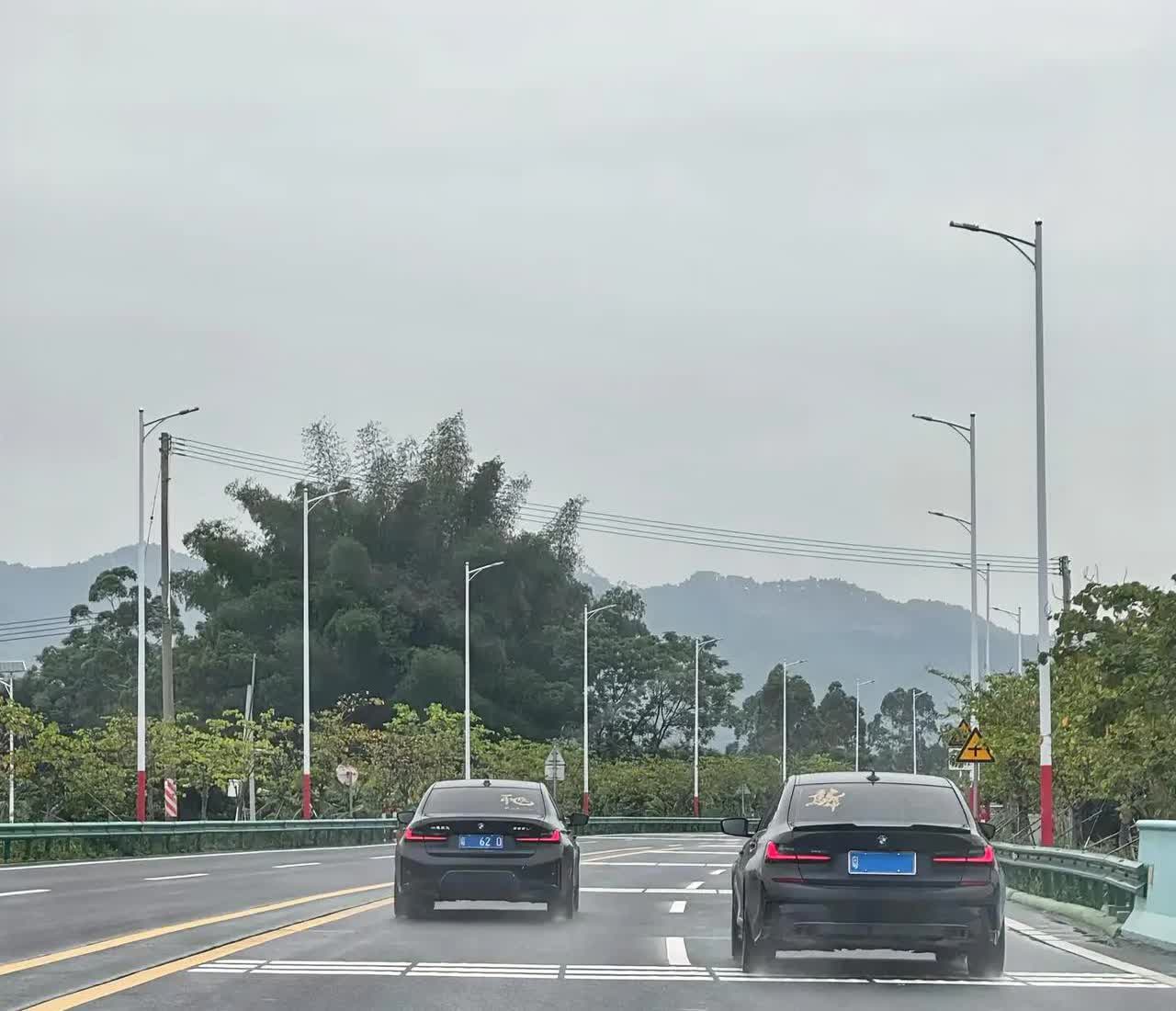 驾照握在手里整整七年了，可每次摸到方向盘还是会紧张。上周终于下决心去练车，没想到