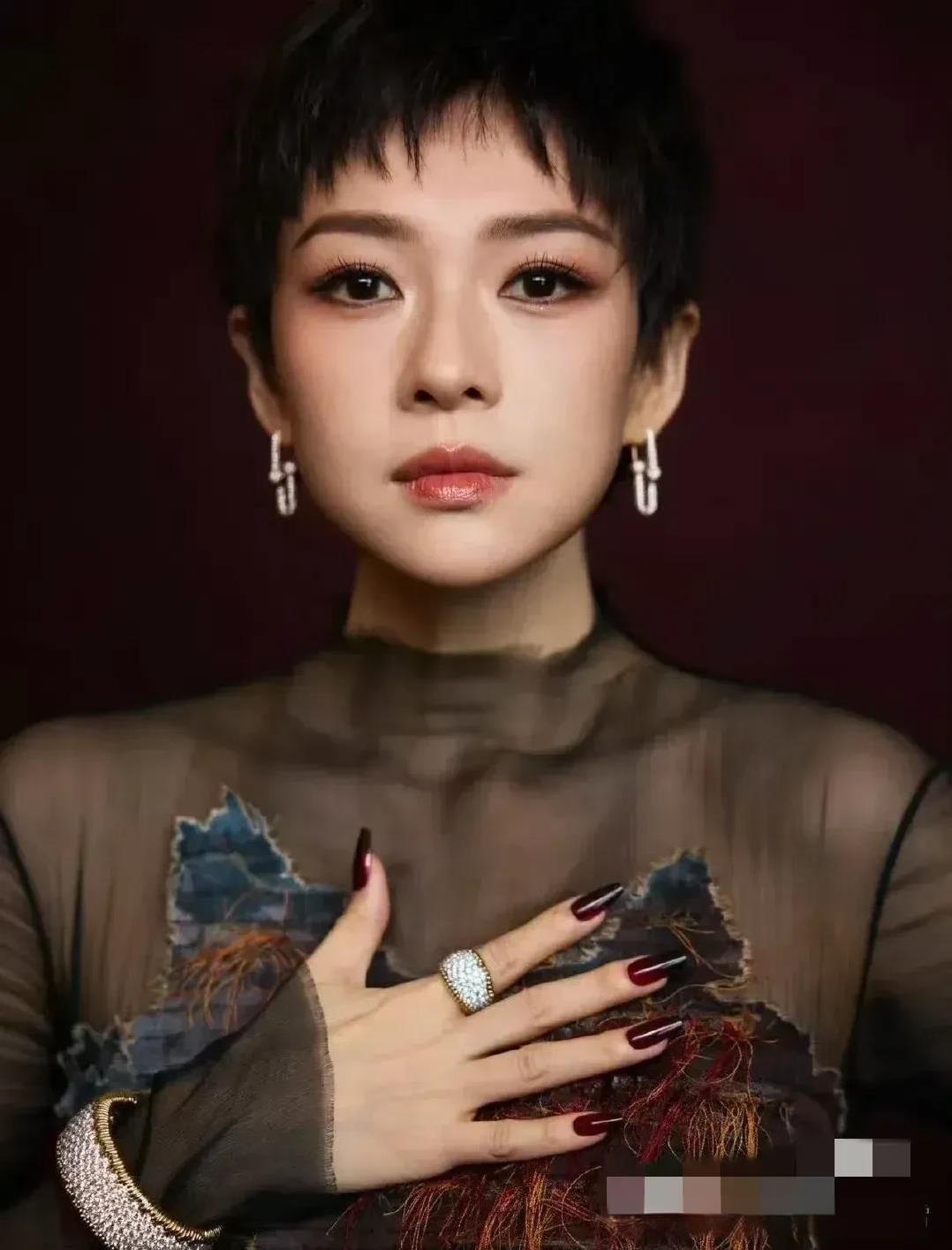 没想到短发的章子怡更美，秒杀其他短发女明星。
我的印象中，章子怡还没留过短发，短