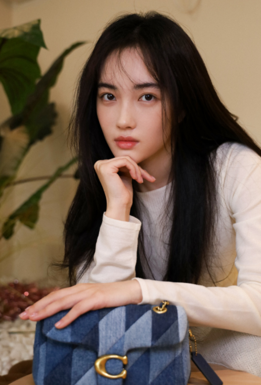 赵嘉敏的近期妆造，状态着实不错，期待后续的发展越来越好！