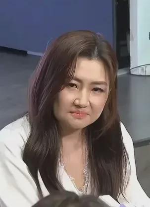 女人可以老但是不能胖。

不得不承认，岁月是把杀猪刀，刀刀催人老，但有些女明星却