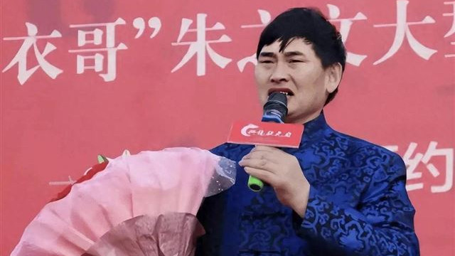 舍不得故土？大衣哥回应多年不搬走，网友质疑：搬走了哪还有流量