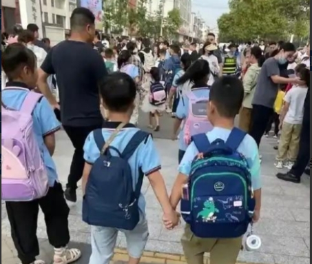 人民日报谈下班接娃，家长有点难！如今许多城市的小学下午三点半便放学，家长接送孩子