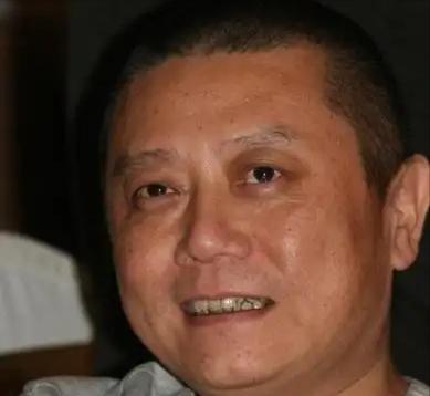 2005年，王朔给徐静蕾打去电话：“你过来帮我搬家。”



电话那头，是两人分