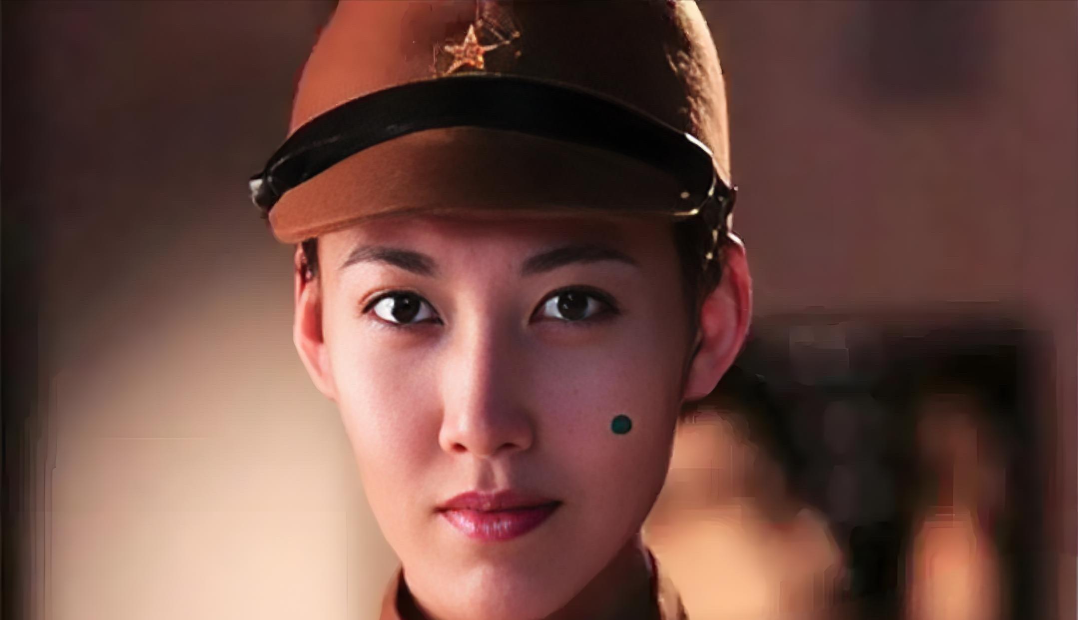 东条冥郎兴奋地剖开女儿腹部，一颗肉色药丸炸裂开来。



这与1907年马来亚槟