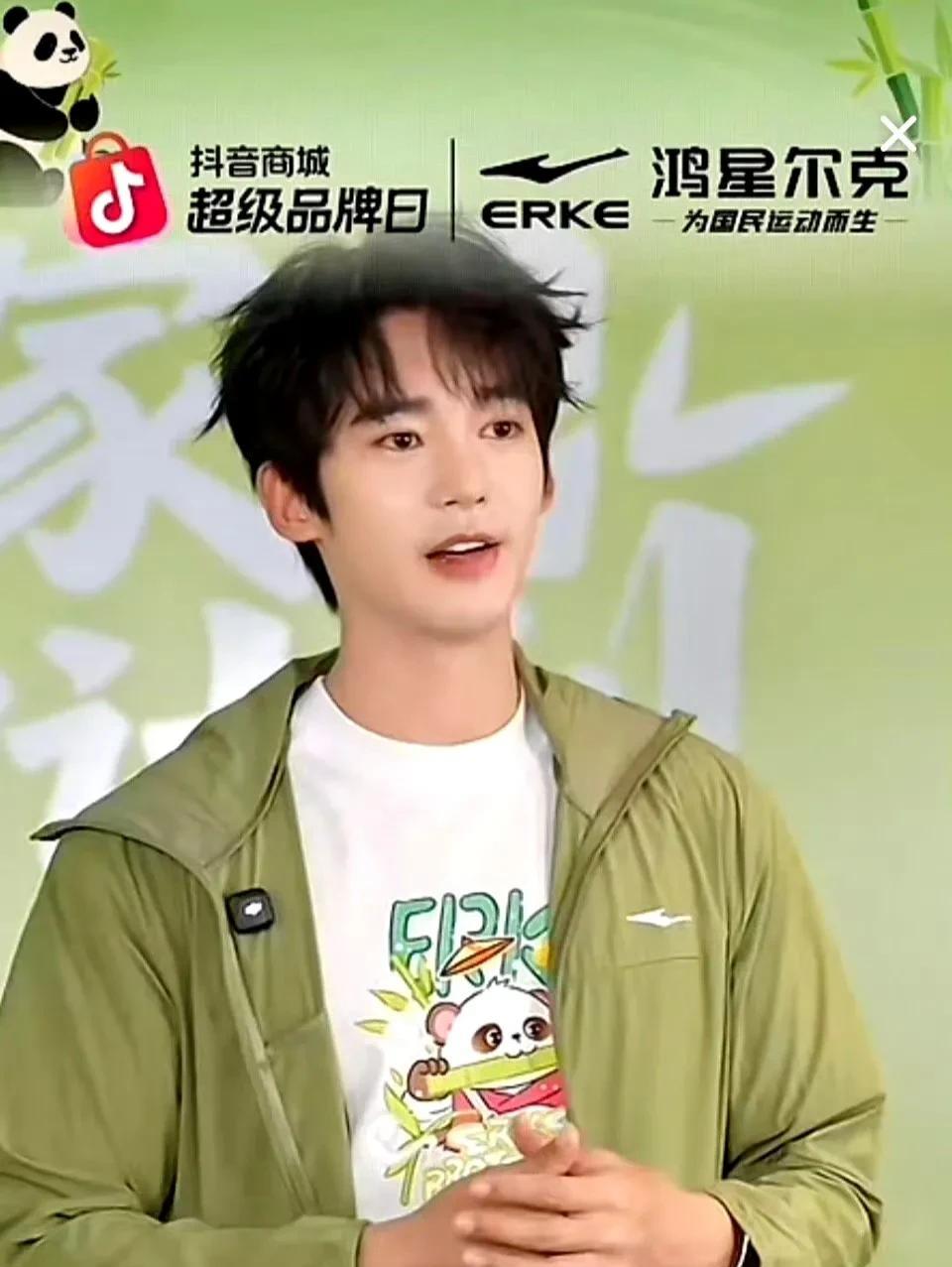 于适今日直播反差感拉满！
平时硬汉气场两米八
谁被这反差感蛊到了！疯狂截图存图i