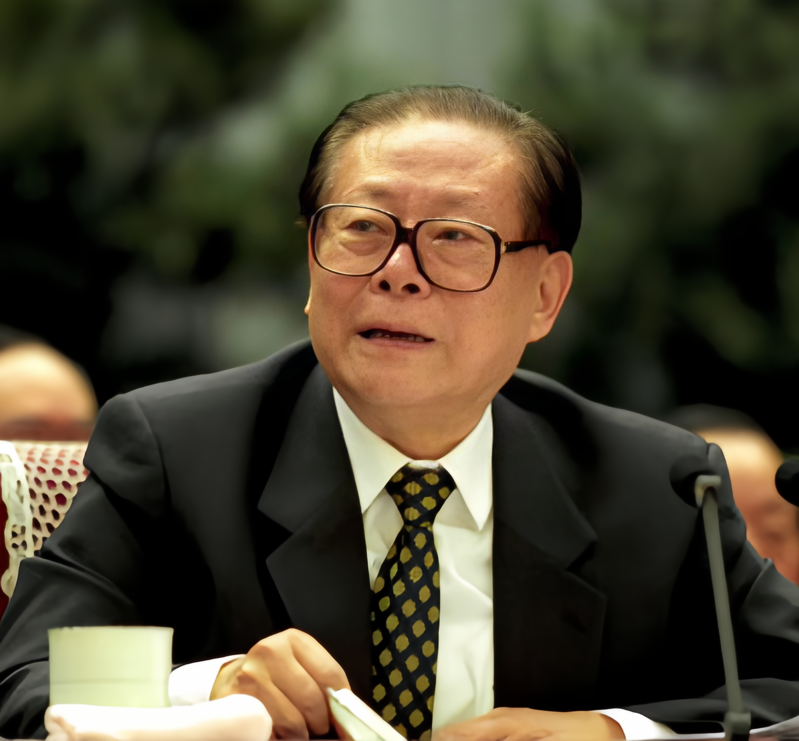 江同志是什么时候当选为政治局委员的？那是1987年11月，党的十三大召开，时任上