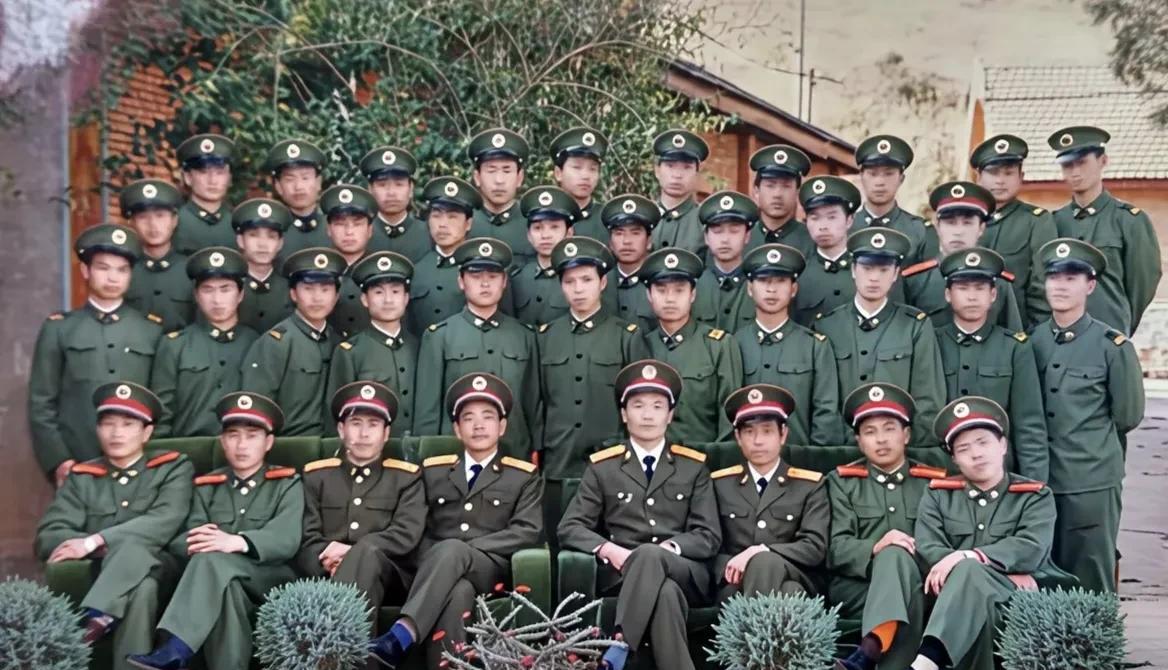 大家仔细看，照片中坐在前排的这四名红色肩章的志愿兵，他们竟然能够和连排干部平起平