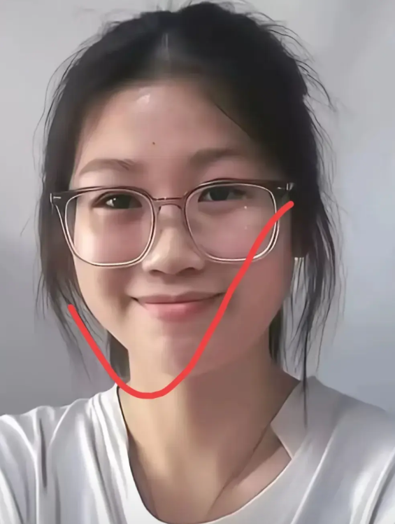 广西桂林的扁担女孩刘燕，因为走红网络，近日被媒体探访了她的真实身份。
  原来刘