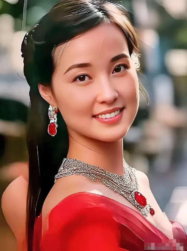 年轻时的刘晓庆的确漂亮，气质非凡，美丽动人，扣人心弦，人见人爱，是男人心目中的女