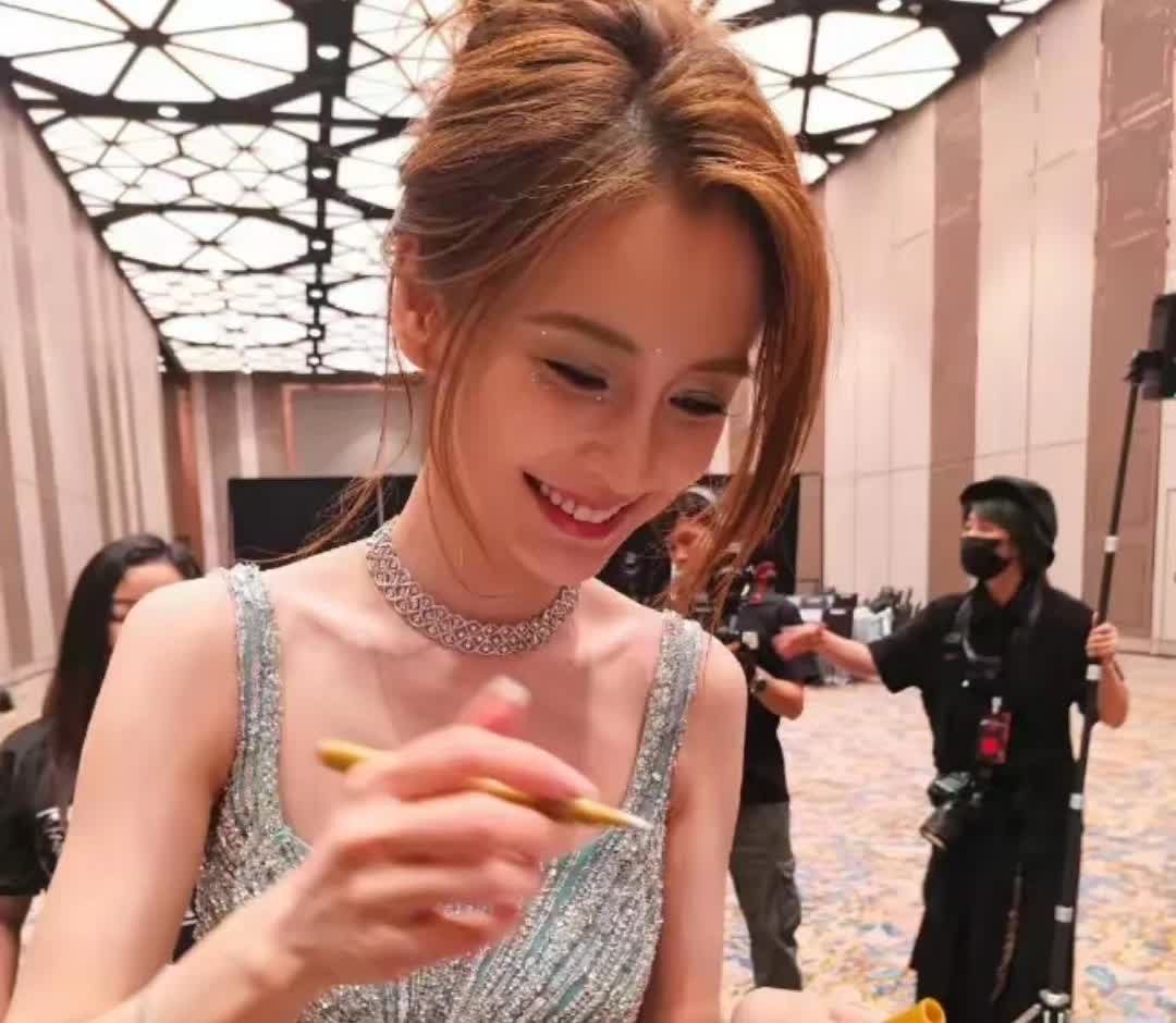 我的妈呀，不说别的，她这颜值在内娱真的无人能及，就算“神仙姐姐”刘亦菲，倪妮都无