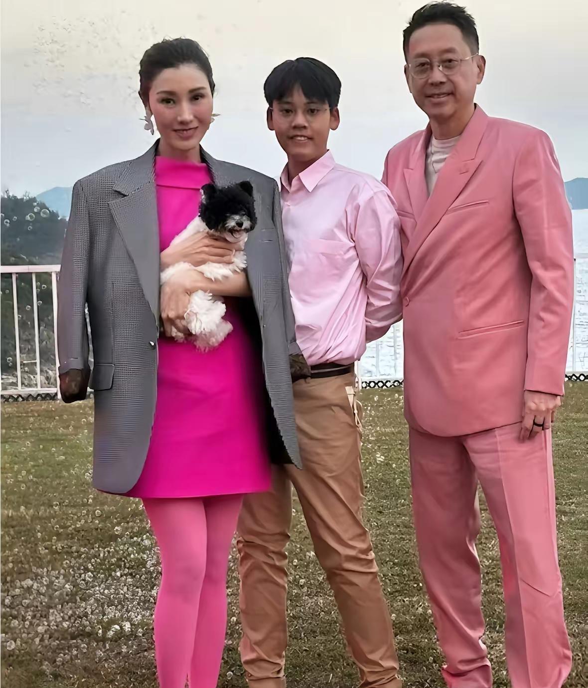 李嘉欣一家三口
她的儿子身材很瘦，皮肤又黑又黄，一点都没有继承她的颜值，反而更加
