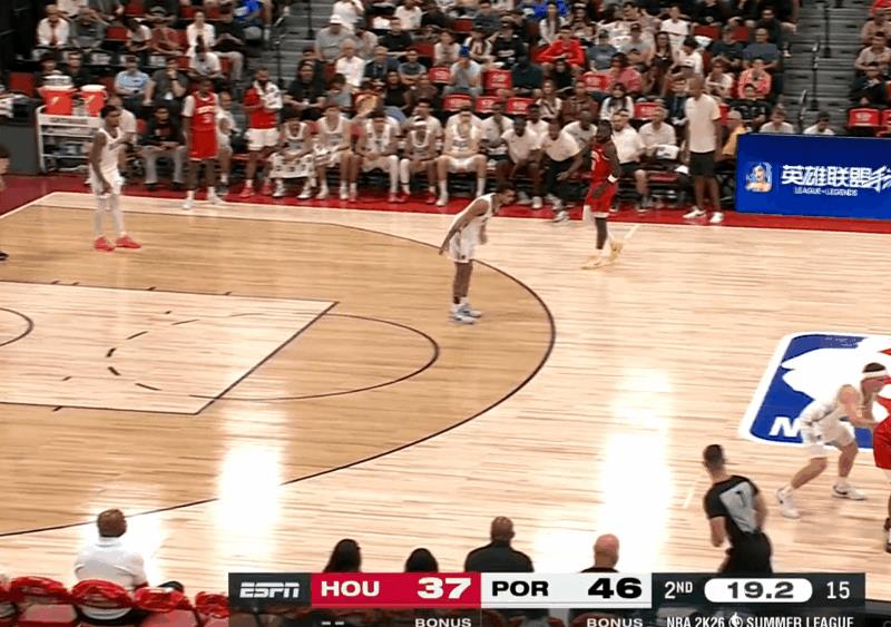 天鹅舞步伐，杨瀚森：“裁判，我可是出三秒区了。”#杨瀚森# #杨瀚森打球#