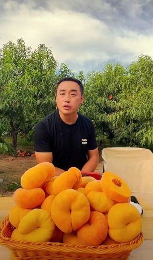 贺家洼的贺兄弟今天下午在雷叔黄金蟠桃园开启直播，解答了粉丝对封兄弟和小喇叭缺席的