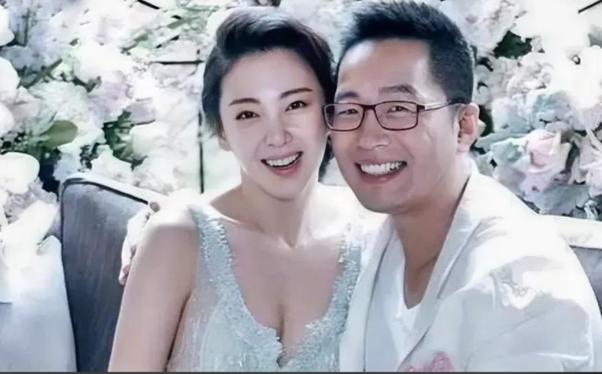 2016年，张雨绮和相识70天的富商袁巴元闪婚，不久后就火速生下了一对龙凤胎。没