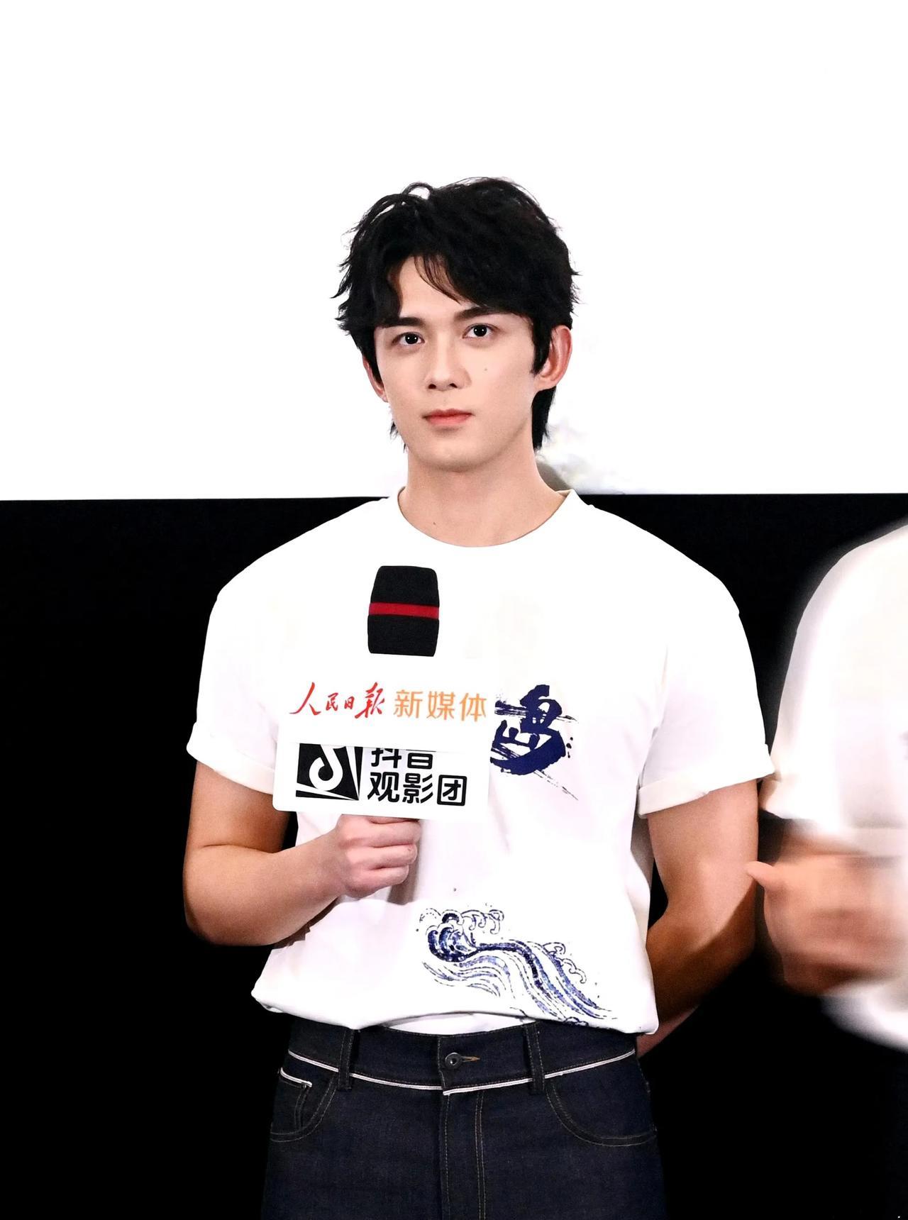 顶流偶像明星的硬件应该是：演技+脸蛋+身材。
放眼当下内娱圈，在二十几岁的“新生