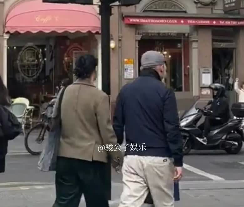 57岁的那英陪伴女儿在英国留学，近日与丈夫孟桐一同现身当地。这对老夫老妻手牵手逛