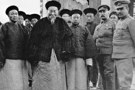 在清朝时期，新疆是一个政治和社会情况相对混乱的地区。这片地域包含了许多不同的族群