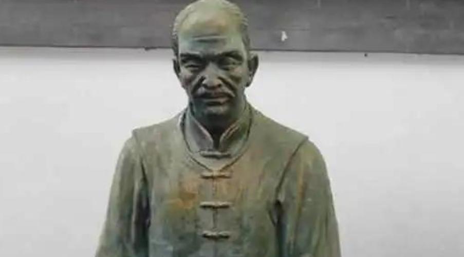 1750年，乾隆病重，太医吓得魂飞魄散，一位乡间医者诊断后，满头大汗，直言“无力