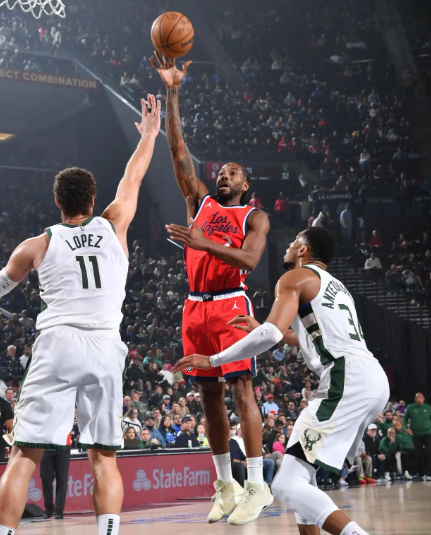 这么明显的走步，裁判居然没吹！

快船对阵雄鹿的第四节比赛中，身穿23号球衣的快