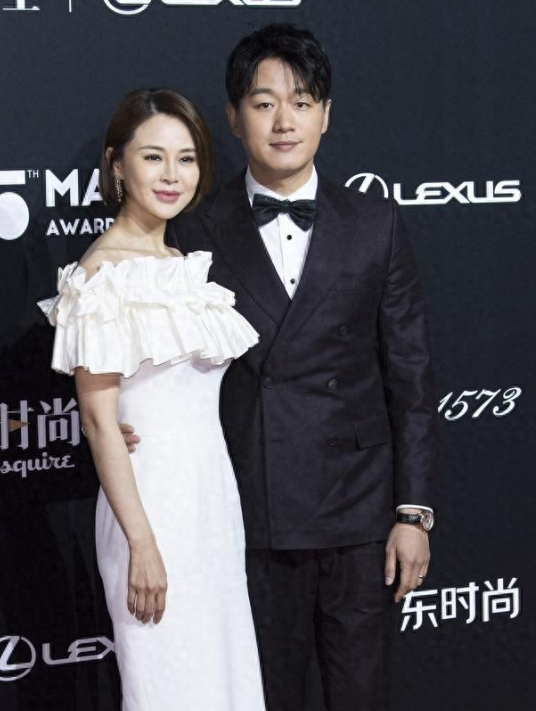 关悦携16岁女儿看话剧 母女似姐妹 超模潜质引热议