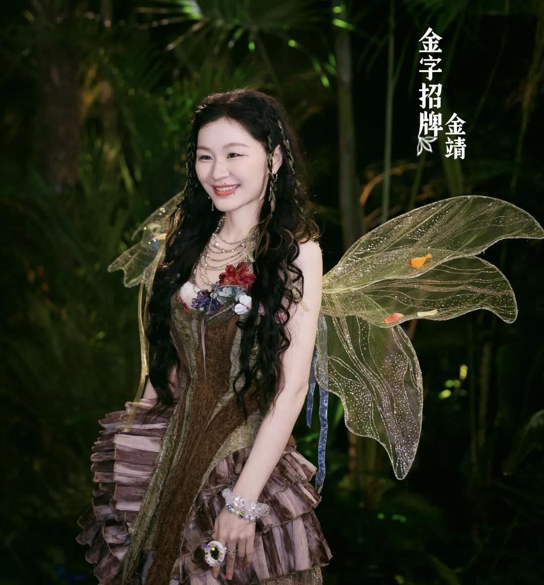 金靖产后这状态绝了！
以前只觉得她是超搞笑的喜剧人，现在一看，整个人瘦了一圈，气