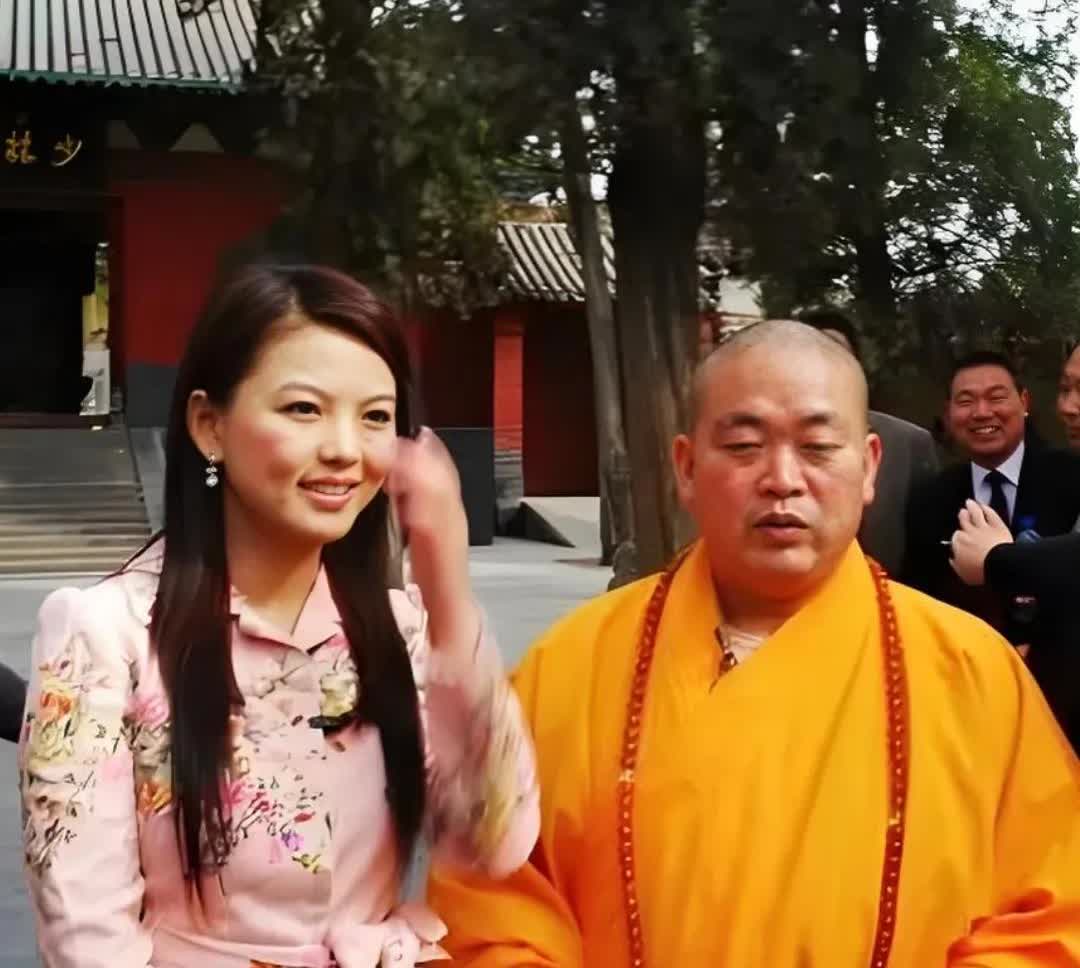 看这是当年释永信和著名主持人李湘的合影，感觉如今变化都不小，一个从“得道高僧”被