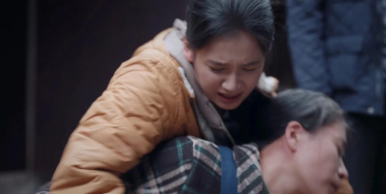 《焕羽》女孩跪在爷爷面前，爷爷让父亲拿拐棍打她，母亲为了保护她不停的扇自己耳光…