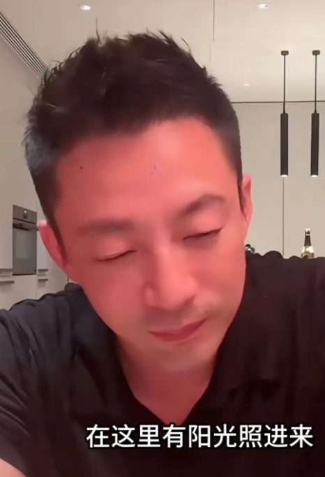 汪小菲爱于直播间跟网友唠嗑，
他老是爱回忆往昔，
每次一回忆往昔，
就似乎有诸多
