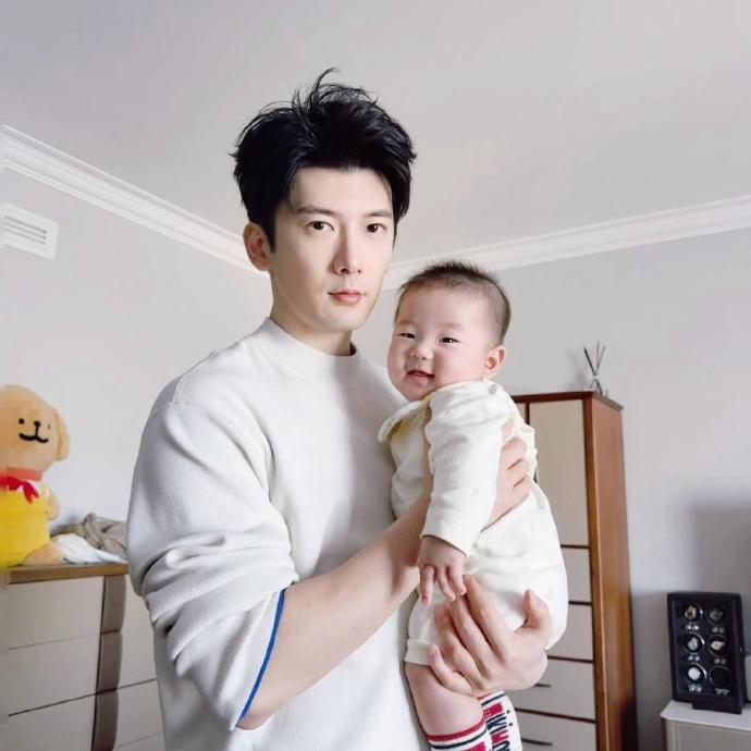 刘芮麟怀里抱着宝宝，笑容满面，幸福感满满。工作回来的爸爸，小宝贝看着非常新奇，好