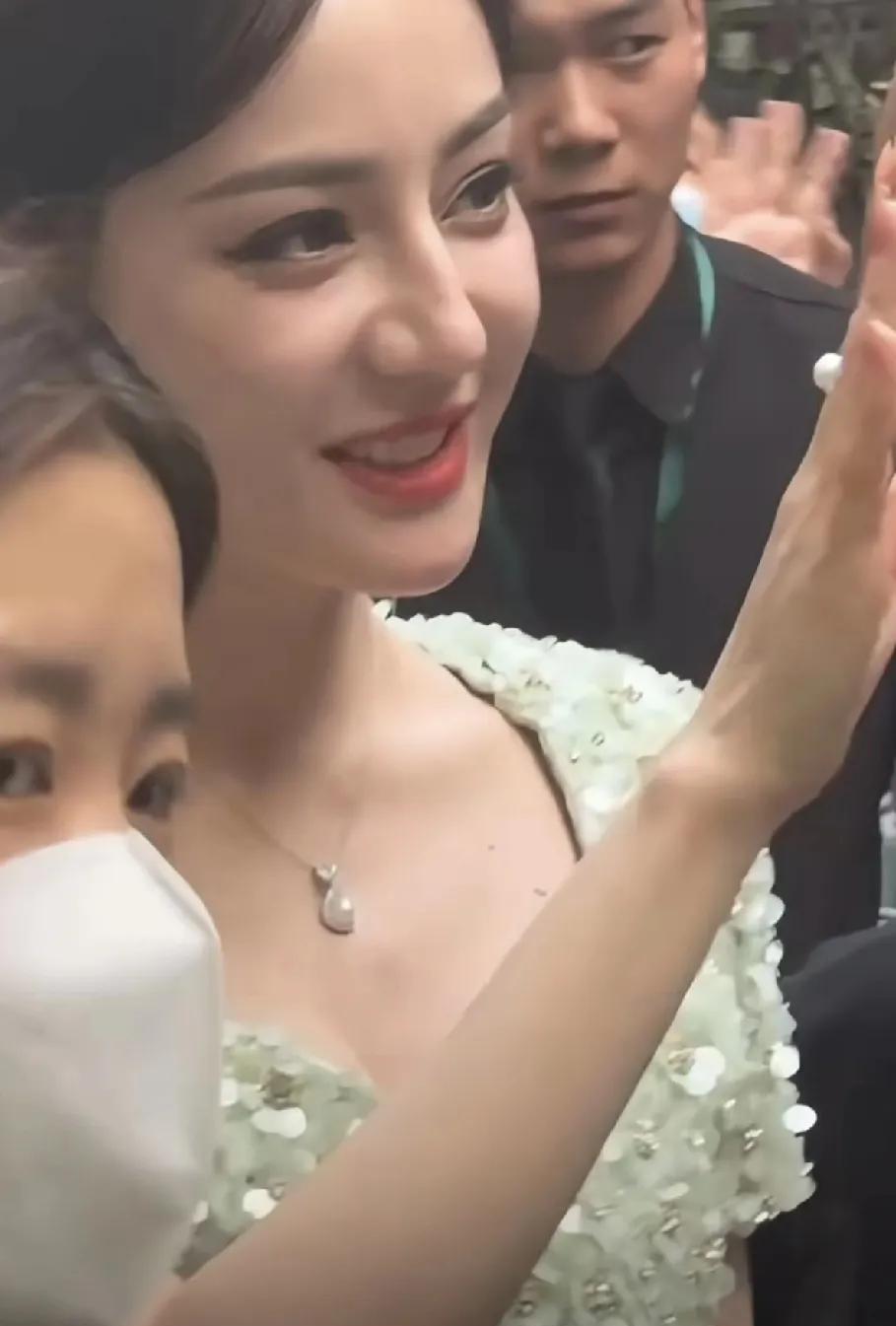 今日份，怼脸拍生图，迪丽热巴太甜美了，不愧是90花颜值top。