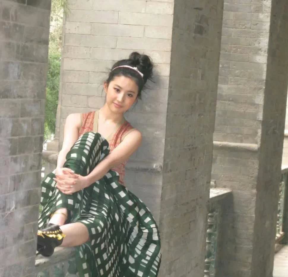 刘亦菲，170cm，在古风建筑的角落，感受岁月静好。