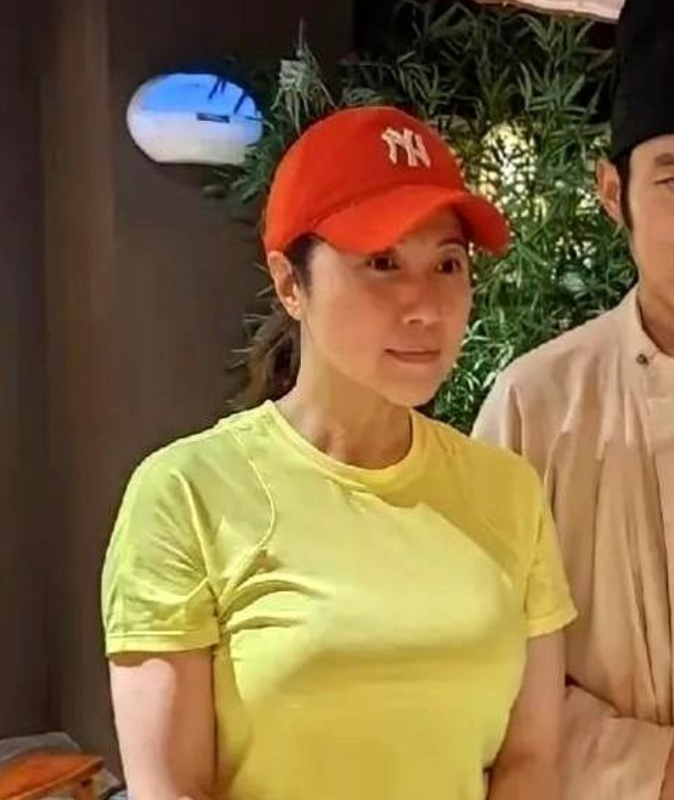 颜丙燕不靠热搜，靠眼神活。
她演间谍，不用台词，一个眨眼让你脊背发凉。
演市井女