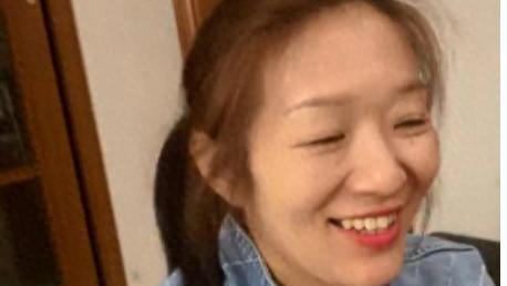 谢浩男妈妈和妹妹南京一日游，网友偶遇夸赞妹妹穿搭满分