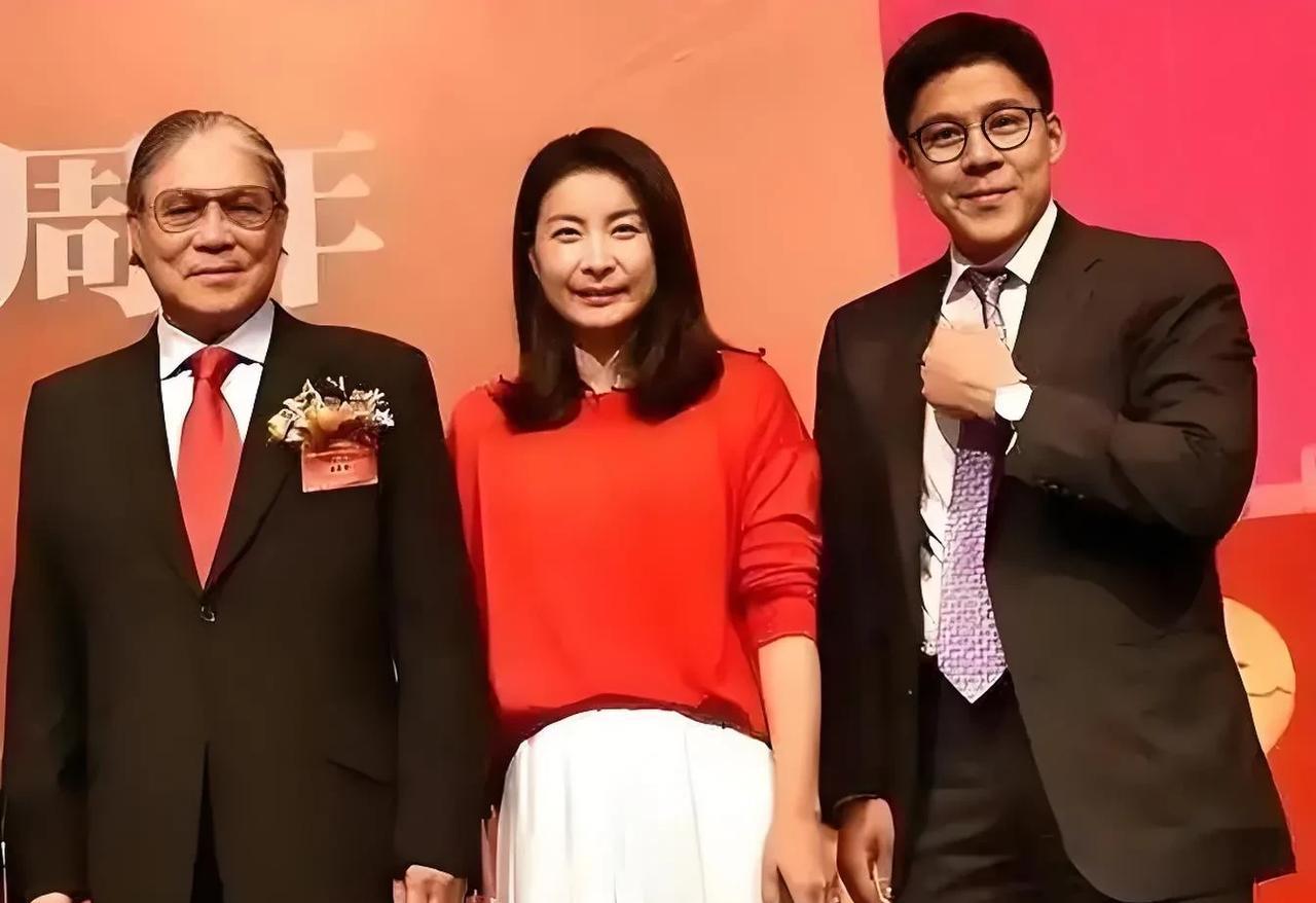 郭晶晶：大婚坚决不坐主桌的郭父郭母，简直是人间清醒！众所周知，霍家娶奥运冠军郭晶
